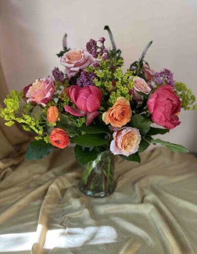 Pink and peach roses in a vase.